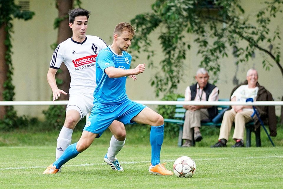 Daniel Lang (vorne) hatte zwar Chancen, Hollenbach nutzte seine aber besser und gewann so 2:1 gegen die zweite Mannschaft der Stuttgarter Kickers. Foto: Manuel Erndwein
