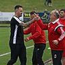Abklatschen an der Seitenlinie nach dem vierten Sieg in Folge: TSG-Trainer Marco Streker nimmt mit seinem Pfeddersheimer Team so langsam Kurs Richtung Klassenerhalt.	Foto: Christine Dirigo/pakalski-press
