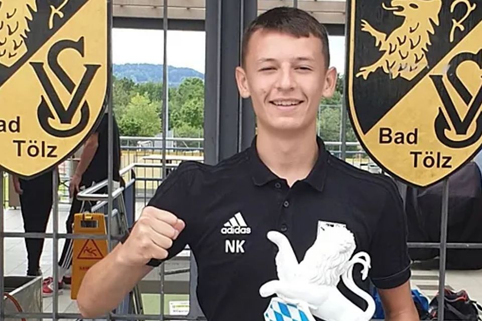 „Eigentlich bin ich kein Zocker“: Niklas Kottmair vom SV Bad Tölz, hier mit der Trophäe des B-Junioren-Meisters, ist lieber auf dem Rasen erfolgreich als an der Konsole