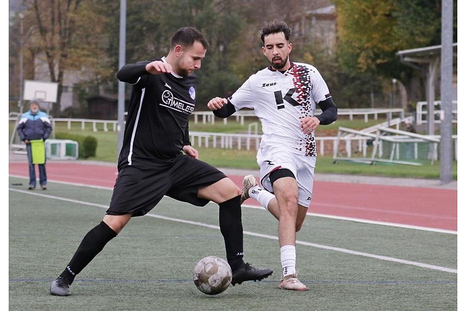 Keine Chance hatte die FSV Erbach (links Diyar Abravci) im Spitzenspiel der B-Liga gegen den SV Hummetroth II und Idris Schabel.