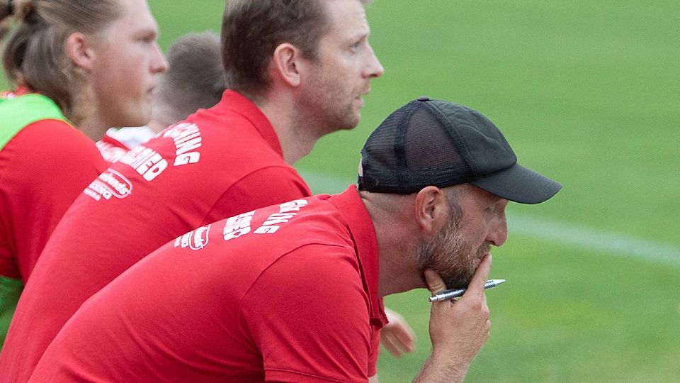 Zum letzten Mal auf der Bank des TSV Gilching wird Trainer Peter Schmidt (vorne) am Samstag beim Auswärtsspiel in Weißenburg sitzen.
