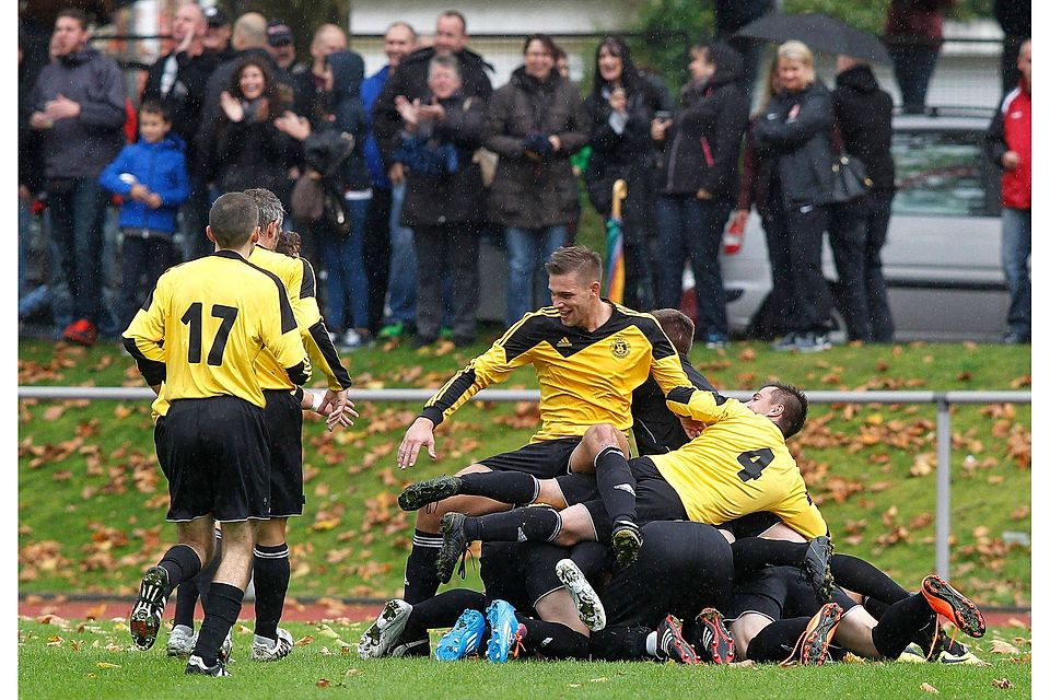 Die Spieler vom SC Opel konnten gegen Eintracht Frankfurt gleich zweimal jubeln. Foto: Dziemballa. Die Spieler vom SC Opel konnten gegen Eintracht Frankfurt gleich zweimal jubeln. Foto: Dziemballa.