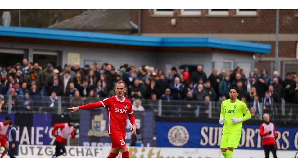 Einst für den TSV Steinbach in der Fußball-Regionalliga am Ball, zeigt Benjamin Kirchhoff (l.) nun für die U21 von Eintracht Frankfurt in der Hessenliga sein Können. (Archivfoto) © Björn Franz