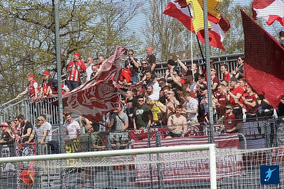 Die mitgereisten Fans der Kickers konnten vergangene Woche in Burghausen einen 1:0-Sieg gegen Burghausen und den Einzug in die Relegation bejubeln.