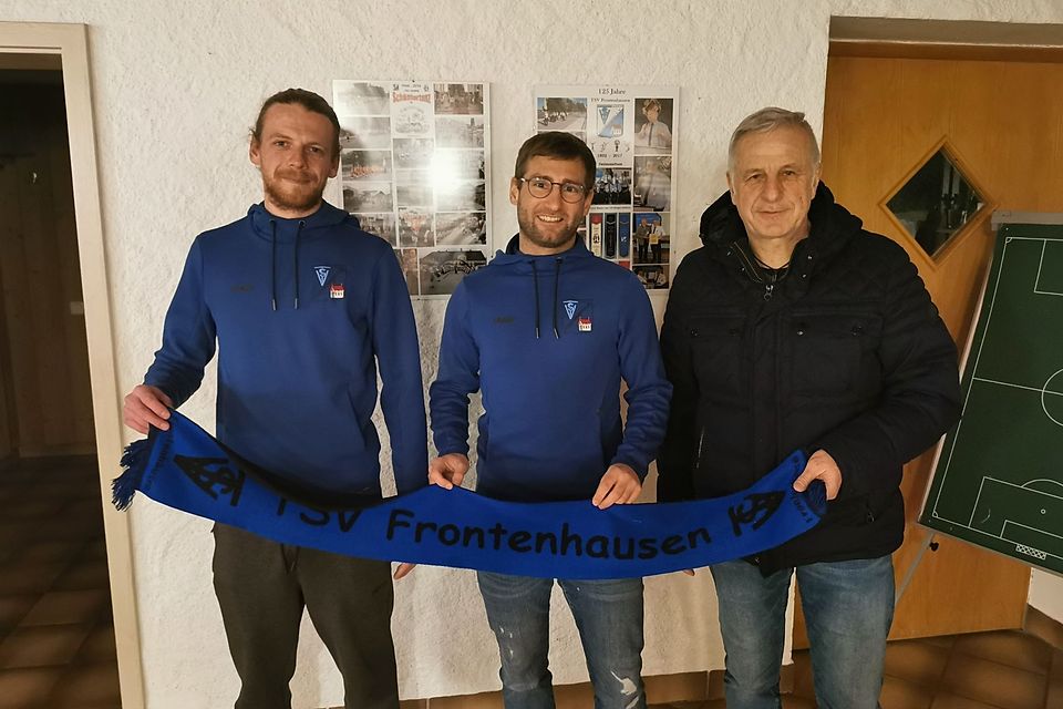 Johannes Koch (li.) und Andreas Huber (mi.) machen in Frontenhausen weiter.