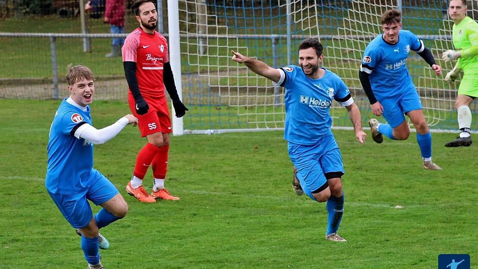 Bernd Ostertag (Mitte) bejubelt den Glötter Treffer, der zum Erfolg gegen den bisherigen Spitzenreiter Türk Gücü Lauingen führte. Lauingens Sahin Tasdelen (Zweiter von links) kann es kaum glauben.