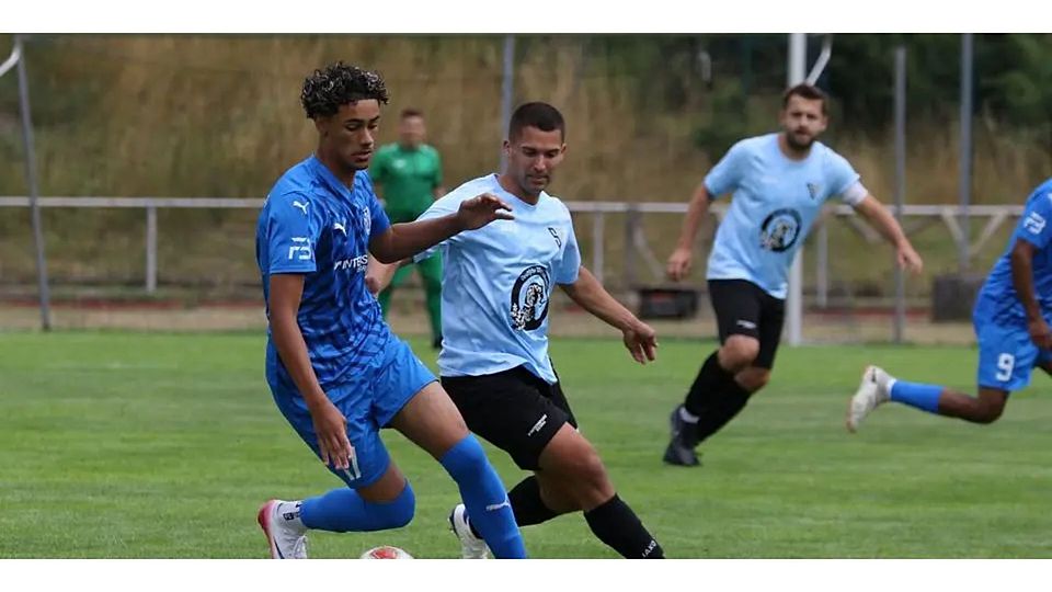 Auf Seiten von Gastgeber FV Breidenbach zeigte der 19-jährige Neuzugang Amon Joel Hirsi (links) sein großes Potenzial, Pascal Blank (rechts) triumphiert mit der SG Oberes Edertal bei der ersten Turnierteilnahme. © Jens Schmidt