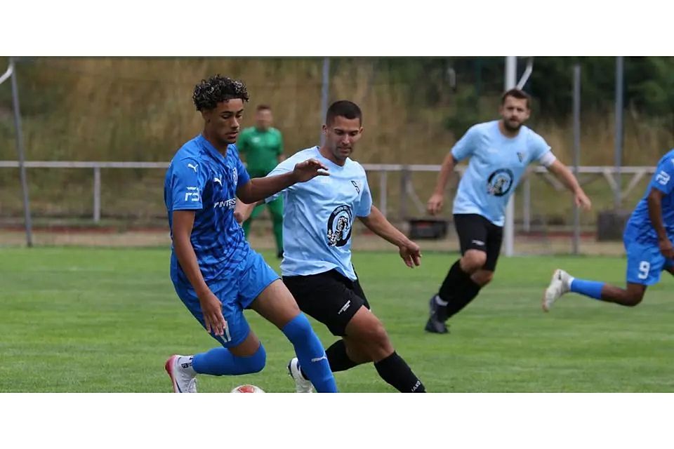 Auf Seiten von Gastgeber FV Breidenbach zeigte der 19-jährige Neuzugang Amon Joel Hirsi (links) sein großes Potenzial, Pascal Blank (rechts) triumphiert mit der SG Oberes Edertal bei der ersten Turnierteilnahme. © Jens Schmidt