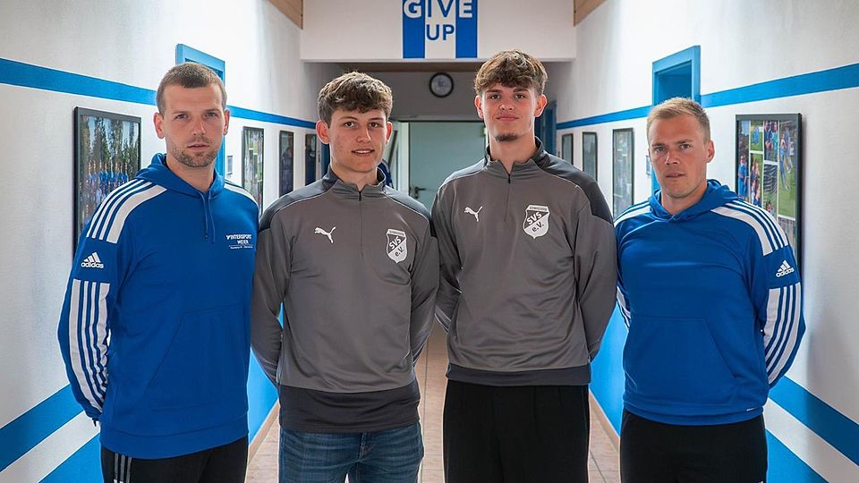 Cheftrainer Max Birner (l.) und Teammanager Michael Hartlich (r.) begrüßen Johannes Koller (2.v.l.) und Bastian Pawlak beim SV Schwarzhofen.