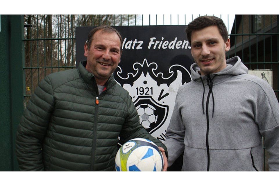 Freuen sich auf die Zusammenarbeit: BV-Trainer Rolf Kuntschik(l.) und Zugang Tibor Sander von Preußen Espelkamp. Foto: Björn Kenter