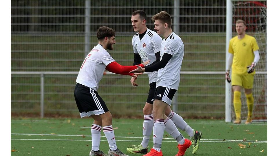 Frühzeitiger Jubel: Gabriel Önder und Dominik Müller bejubeln TSG-Torschütze Artur Ermilow (v. li.).	Foto: pakalski-press/Dirigo