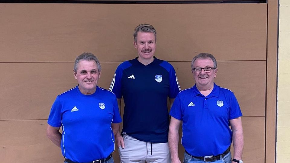 Franz Fuchsbrunner und Konrad Schuster von der TSV-Abteilungsleitung nehmen den künftigen Coach Michael Wax in die Mitte 