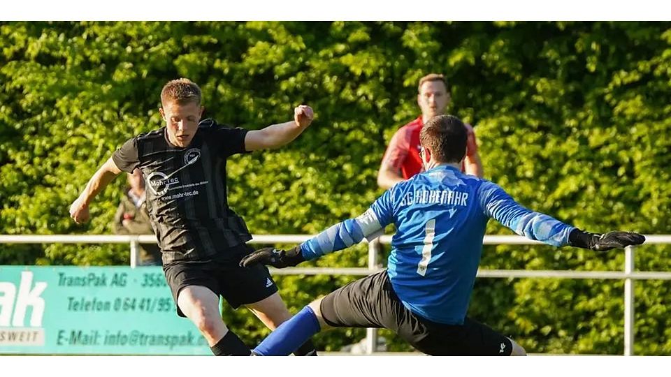 Gewohnt eiskalt vor dem Tor: Norbert Micsko (l.) trifft für den TSV Steindorf in der Fußball-A-Liga gegen die SG Waldsolms II. (Archivfoto) © Isabel Althof