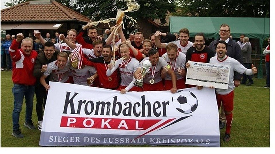 Freude pur: Der SV Heide Paderborn lässt es nach seinem Überraschungscoup gegen den Delbrücker SC bei der Siegerehrung krachen. Bierduschen inklusive. F: Heinemann