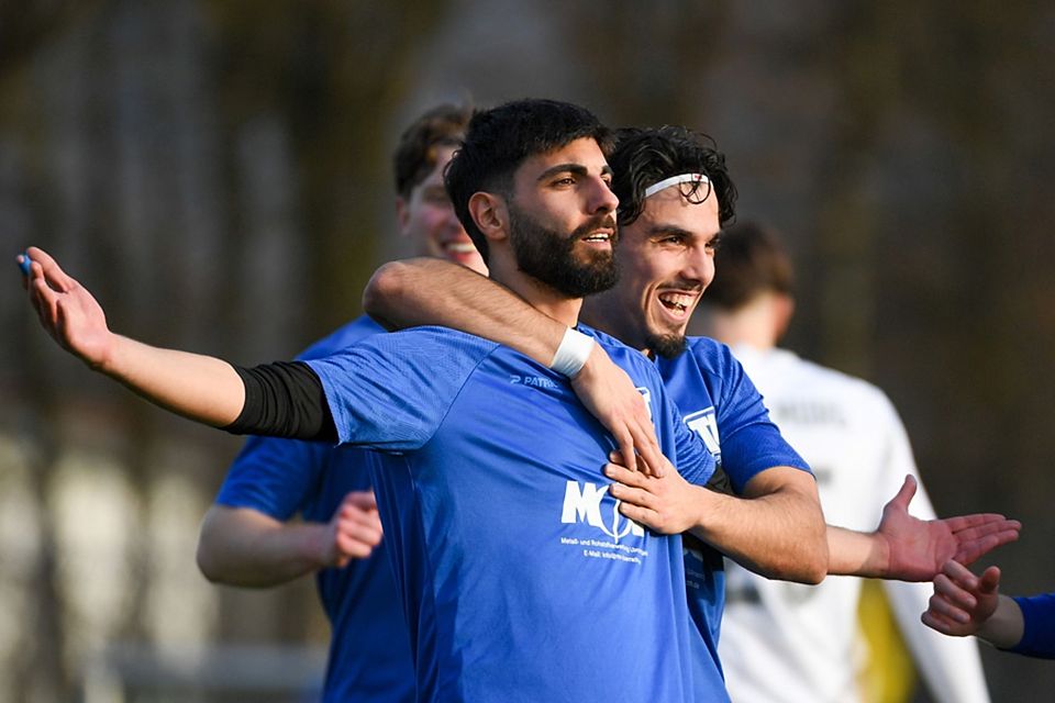 „Immer Vollgas geben“: Mikail Alici (links) erzielte beim Rückrundenstart in Murg sein erstes Saisontor. Am Ende feierte der TuS einen 13:0-Kantersieg. | Foto: Gerd Gründl „Immer Vollgas geben“: Mikail Alici (links) erzielte beim Rückrundenstart in Murg sein erstes Saisontor. Am Ende feierte der TuS einen 13:0-Kantersieg. | Foto: Gerd Gründl