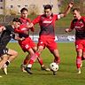 Kein Durchkommen gab es für Ahmed Mekhimar mit dem FC Kempten. Die Duracher (von links) Niklas Eggensperger, Robin Brandeir und Julian Feneberg setzten sich im Derby mit 2:0 durch.