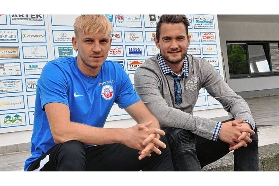 Sport liegt in der Familie: Hansa-Spieler Willi Evseev (links)  und sein Cousin Arthur Lemmer, Stürmer des Rostocker Eishockey-Clubs, freuen sich, gemeinsam in Rostock zu wohnen. mabo