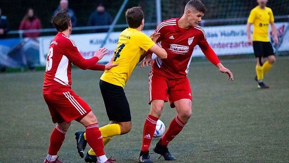 Gestoppt unter Flutlicht: Die Hölzlebrucker Gelbhemden fanden keinen Weg durch die Hinterzartener Abwehr. 