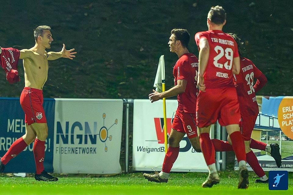 Da muss selbst das Trikot weg: Nico Schmidt (li.) nach seinem Siegtreffer.