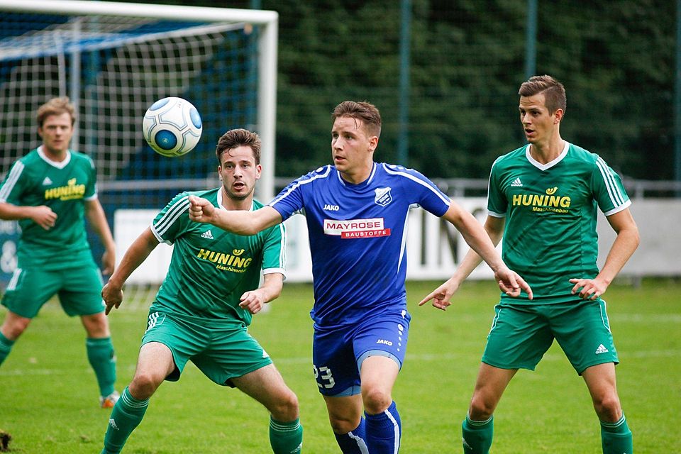 Umzingelt von Gegenspielern: Andre Beyer (blaues Trikot) und der SV Holthausen/Biene verloren das erste Heimspiel der Saison mit 0:1 gegen Melle. Foto: Schröer