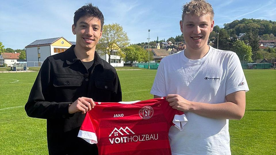 Sportlicher Leiter Lucio Lobinger (rechts) präsentiert mit Daniel Kutlak den nächsten Neuzugang.