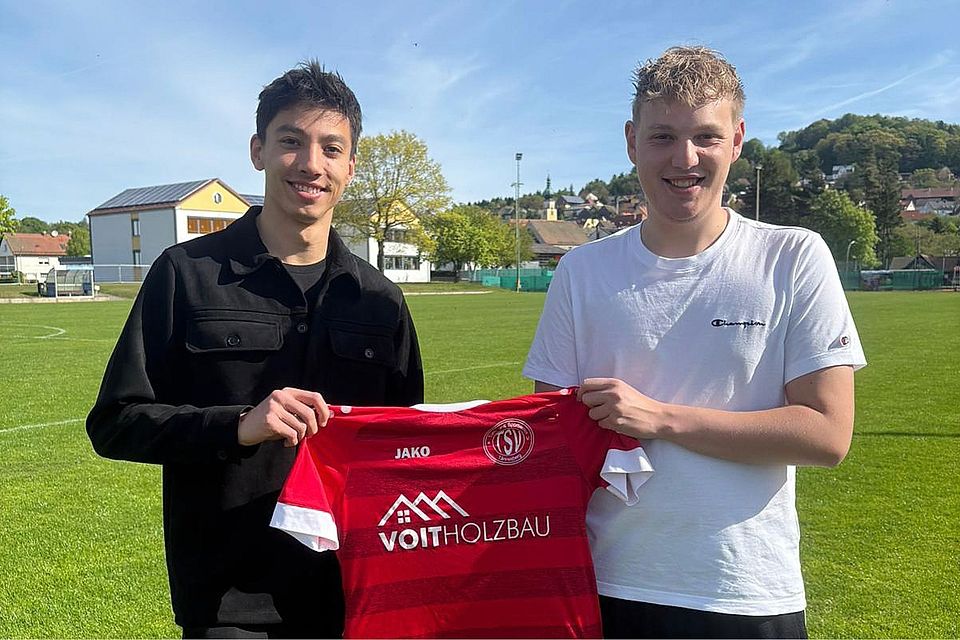 Sportlicher Leiter Lucio Lobinger (rechts) präsentiert mit Daniel Kutlak den nächsten Neuzugang.