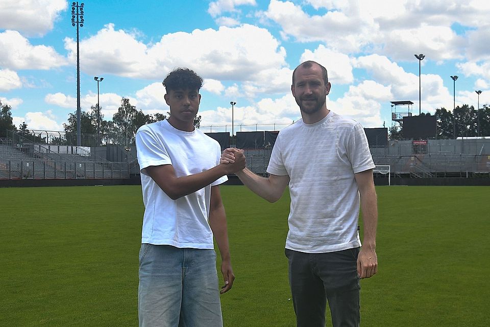Joel Ampadu (li.) wird am Dallenberg von Sportdirektor Sebastian Neumann begrüßt.