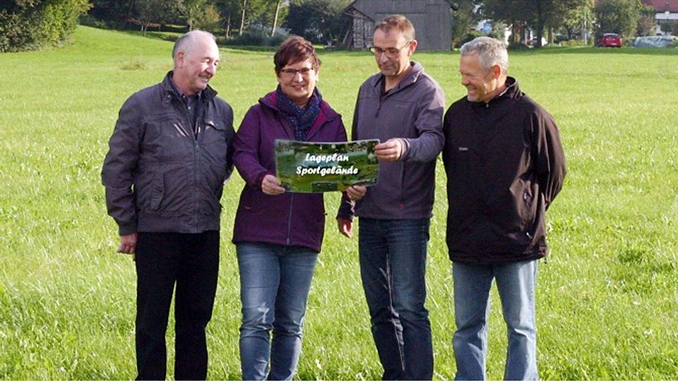 „Daran arbeiten wir zurzeit“: Rosi Fischer, Vorsitzende des SV Deisenhausen-Bleichen und die Vorstandsmitglieder Eugen Kling, Jürgen Blum und Siegfried Peter (von links) stehen auf jenem Areal nördlich von Deisenhausen, auf dem das neue Sportgelände verwirklicht werden soll.	   F.: Alois Thoma
