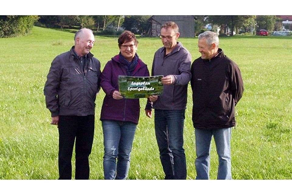 „Daran arbeiten wir zurzeit“: Rosi Fischer, Vorsitzende des SV Deisenhausen-Bleichen und die Vorstandsmitglieder Eugen Kling, Jürgen Blum und Siegfried Peter (von links) stehen auf jenem Areal nördlich von Deisenhausen, auf dem das neue Sportgelände verwirklicht werden soll. F.: Alois Thoma „Daran arbeiten wir zurzeit“: Rosi Fischer, Vorsitzende des SV Deisenhausen-Bleichen und die Vorstandsmitglieder Eugen Kling, Jürgen Blum und Siegfried Peter (von links) stehen auf jenem Areal nördlich von Deisenhausen, auf dem das neue Sportgelände verwirklicht werden soll. F.: Alois Thoma