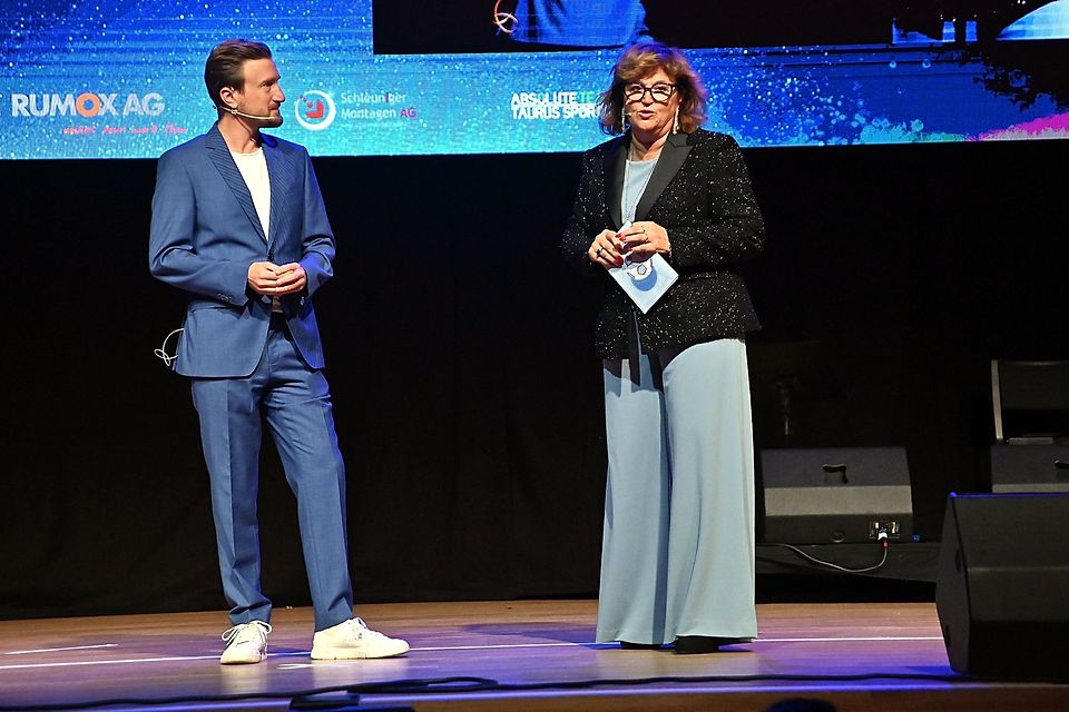 Gala-Moderator Stefan Büsser mit FVRZ-Präsidentin Rita Zbinden.
