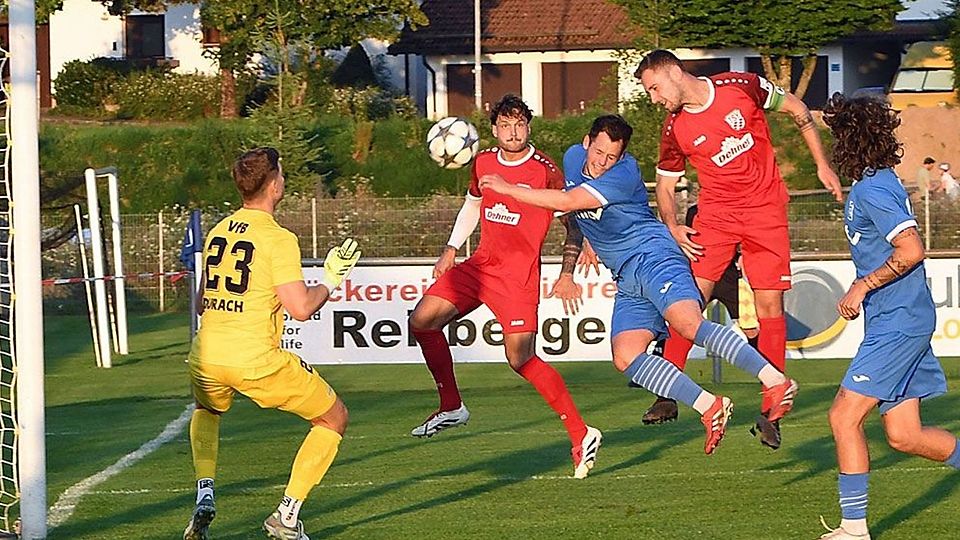 Rains Jannik Schuster verfehlt hier per Kopf nur knapp das Ziel. Es wäre zu dem Zeitpunkt das 1:1 beim VfB Durach gewesen.