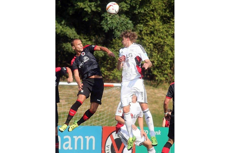 Duell in der Luft: Viktorias Dennis Malura (links) setzt sich gegen den Leverkusener Torschützen Stefan Kießling durch.