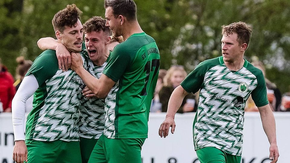 Eichenrieder Jubel: Der SVE freut sich über das 1:0 von Philipp Traa , das letztlich das Goldene Tor im Derby gegen die Moosinninger Zweite war. Mit Traa jubeln Korbinian Lommer, Max Geltl und Maxi Hofmeister (v. l.).