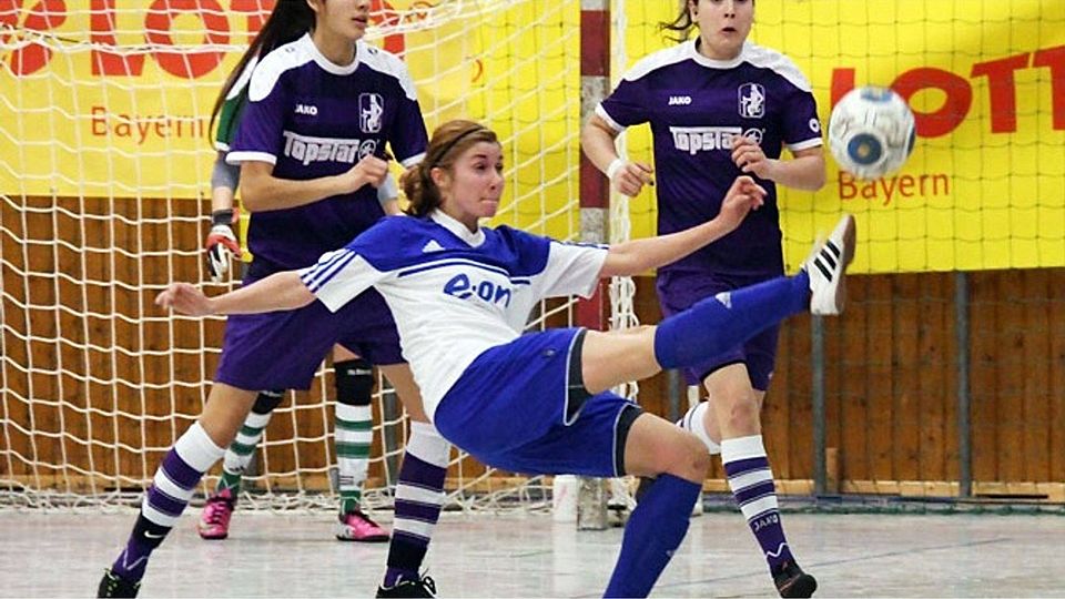 Bei der bayerischen Endrunde gehen sich der TSV Schwaben Augsburg (hinten von links Sabrina Eder und Barbara Rauch) und die SpVgg Kaufbeuren (vorne Jennifer Queisser) zunächst aus dem Weg. Die Kaufbeurer können sich frühestens in einem möglichen Halbfinale für die Niederlage bei der schwäbischen Endrunde revanchieren.    F.: Walter Brugger