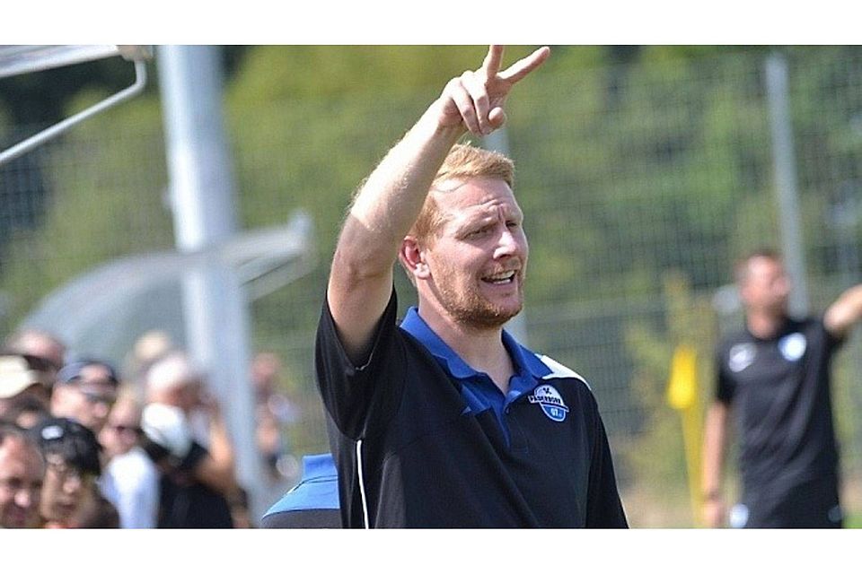 Philipp Kaß, Trainer der Paderborner U17, zeigt's an: Der zweite Dreier wurde gelandet.