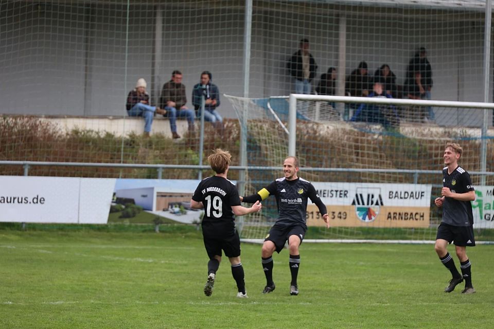 Danke für die Traumflanke: Der Torschütze und Kapitän Maximilian Linder bedankt sich bei Vinzent Osterauer für die Vorarbeit zum 1:0 für den SV Niederroth. Rechts schreitet Simon Betz zum Gratulieren.