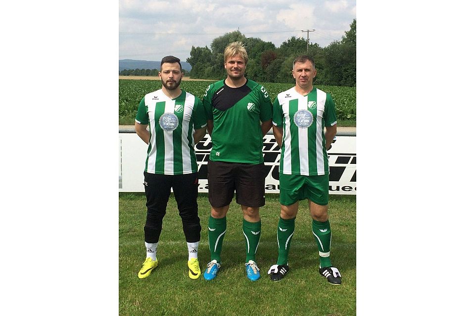 Geislings Abteilungsleiter Christoph Götz (Mitte) mit dem neuen Spielertrainer Gabor Balazs (r.) und dem neuen Keeper Toni Citaku.
