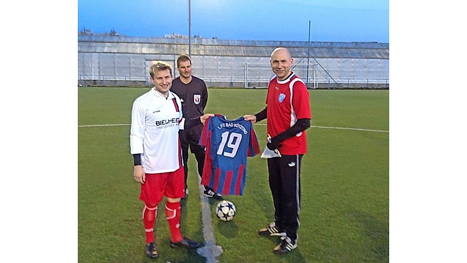 Ex-FC-Crack Petr Stoilov (r.) überreichte ein Trikot vorm Anstoß.