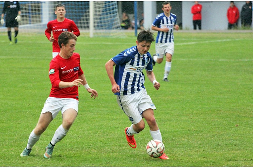 Florent Muslija (am Ball) spielt für den KSC in der Junioren-Bundesliga. Seine Anfänge liegen beim SV Sasbach.  | Foto: Volker Tiedemann