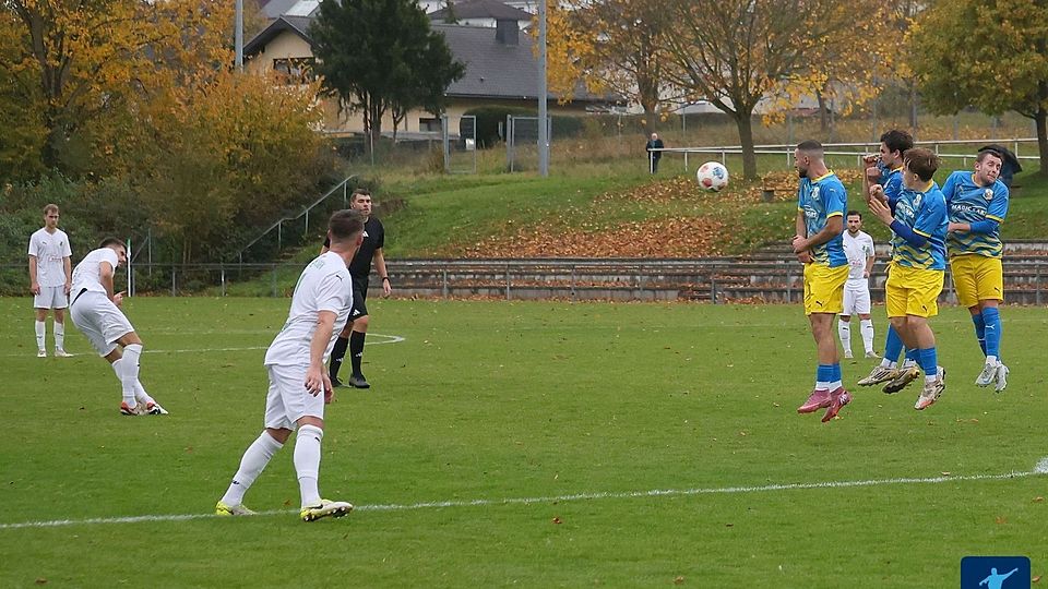 Lewis Paling bei einem seiner beiden Treffer.