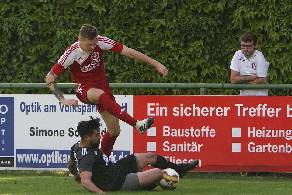Robin Lehmann (oben, im Zweikampf mit Zornheims Hasan Yildiz) ist nun zum dritten Mal beim SV Gonsenheim.