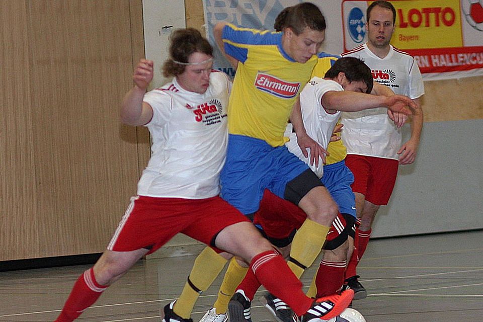 Die Mannschaften des TSV Babenhausen (Mitte) belegten beim eigenen Hallenturnier um den Dilo-Cup nur die Plätze drei und vier.  Foto: Margit Kühner