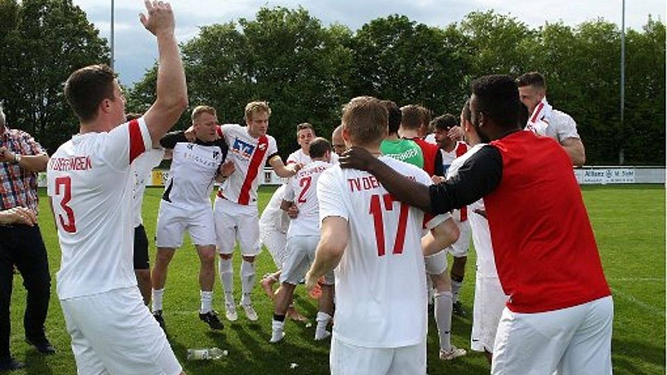 Die Oeffinger Fußballer feiern noch vor dem Landesliga-Finale Foto: Eva Herschmann