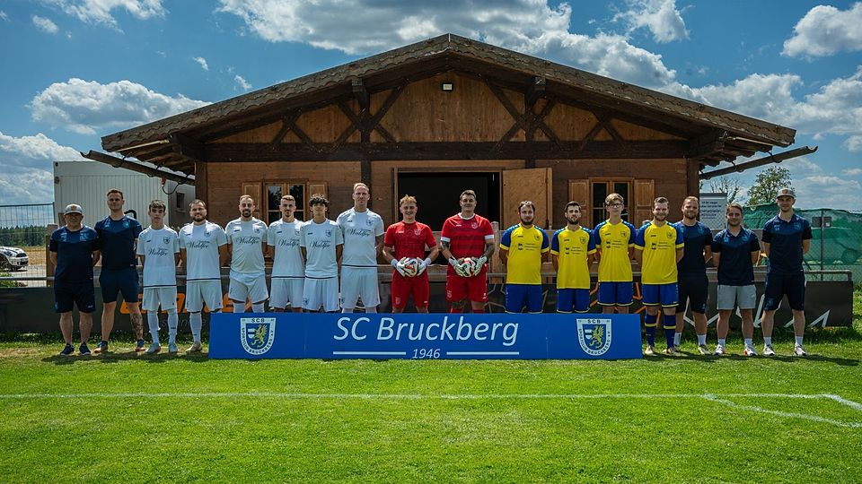 v.l. Manfred Böhlert, Markus Stadler, Jonah Veit, Mai Belokovskyi, Filippo Macri, Andrei Doban, Oliver Bosca, Tobias Haufe, Maximilian Putz, Matthias Unterhauser, Luka Bator, Bence Lisztes, Felix Stralek, Phillip Maurer, Markus Baumgartner, Michael Bauer, Stefan Ackstaller (nicht auf dem Foto: Lovro Dujic, Erik Urban)