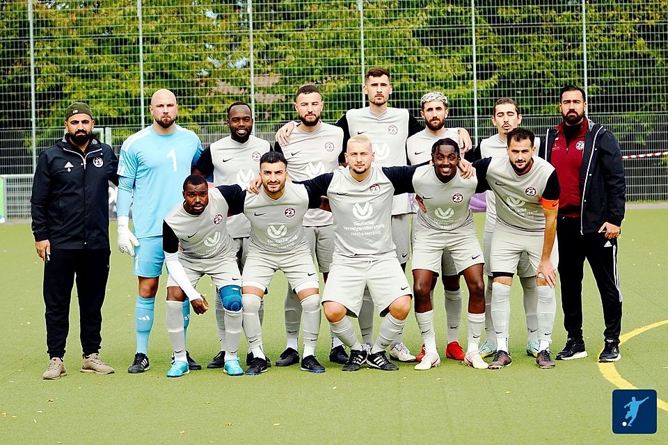 Der FSV Wiesbaden 23 um den verbliebenen sportlichen Leiter Mehmet Yildirim (hintere Reihe, rechts) ist nun auf Trainersuche.