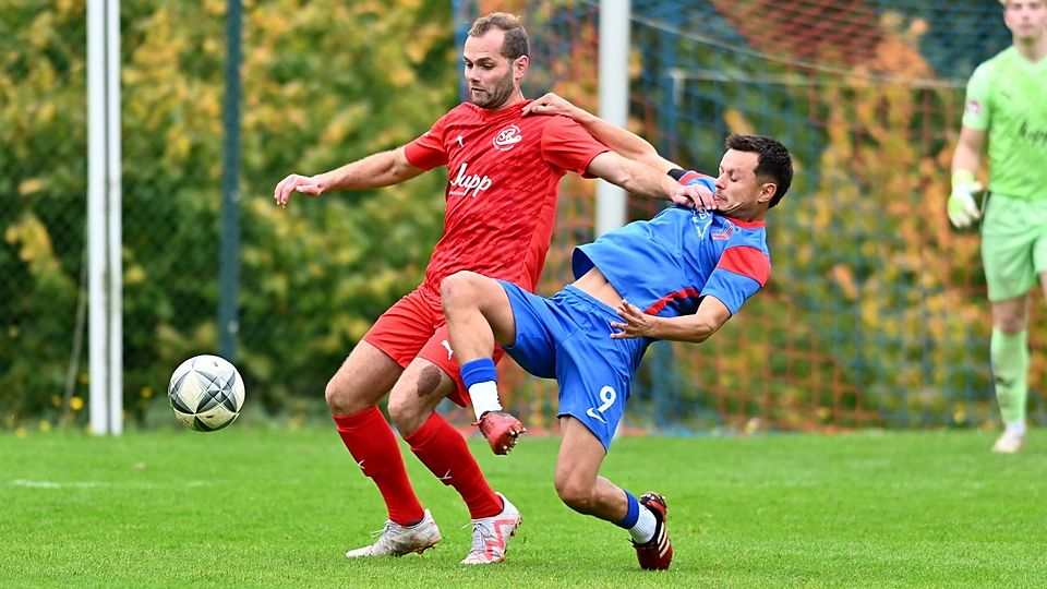 Kampf bis zum Umfallen: Tilmann Meeth (rechts, hier im Duell mit Wiesbaums David Bungartz) und Lüxem setzten am Sonntag ihren Aufwärtstrend fort.