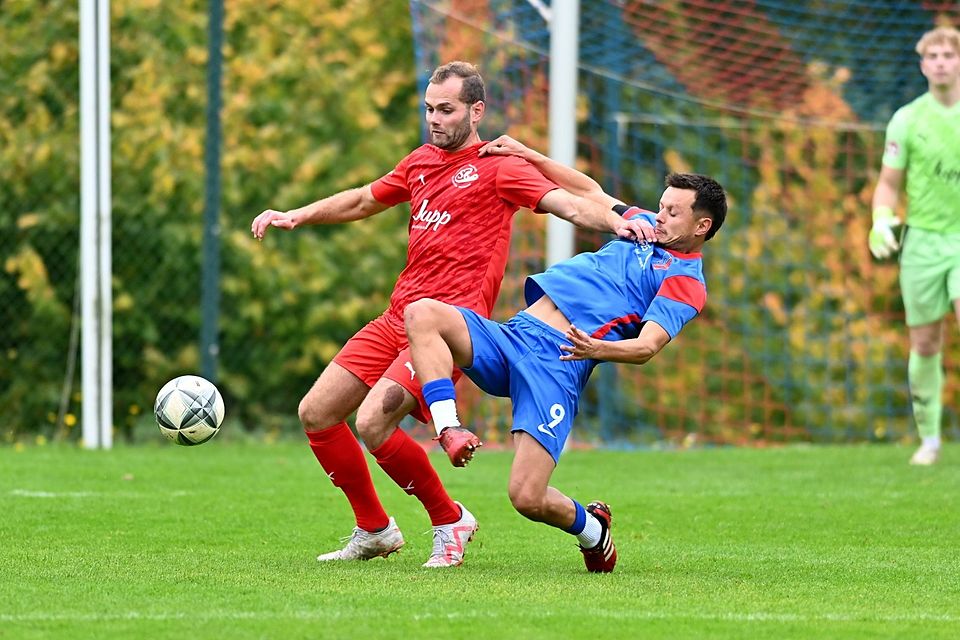 Kampf bis zum Umfallen: Tilmann Meeth (rechts, hier im Duell mit Wiesbaums David Bungartz) und Lüxem setzten am Sonntag ihren Aufwärtstrend fort.