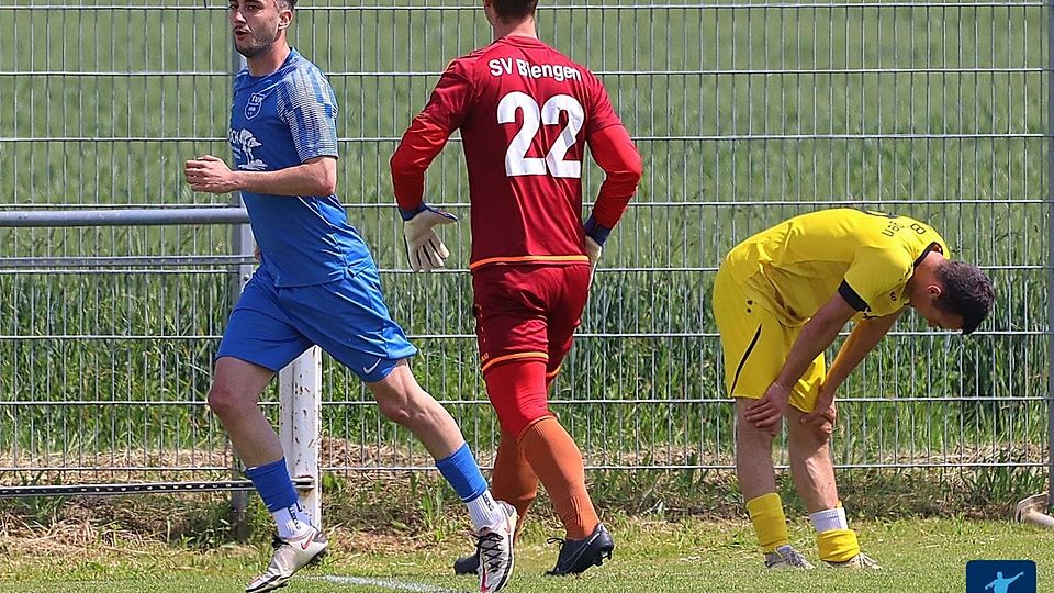 Jubel beim TuS Königschaffhausen (blaues Trikot), Frust beim abgestiegenen SV Biengen: Die Kaiserstühler entschieden die Begegnung mit 4:2 für sich.