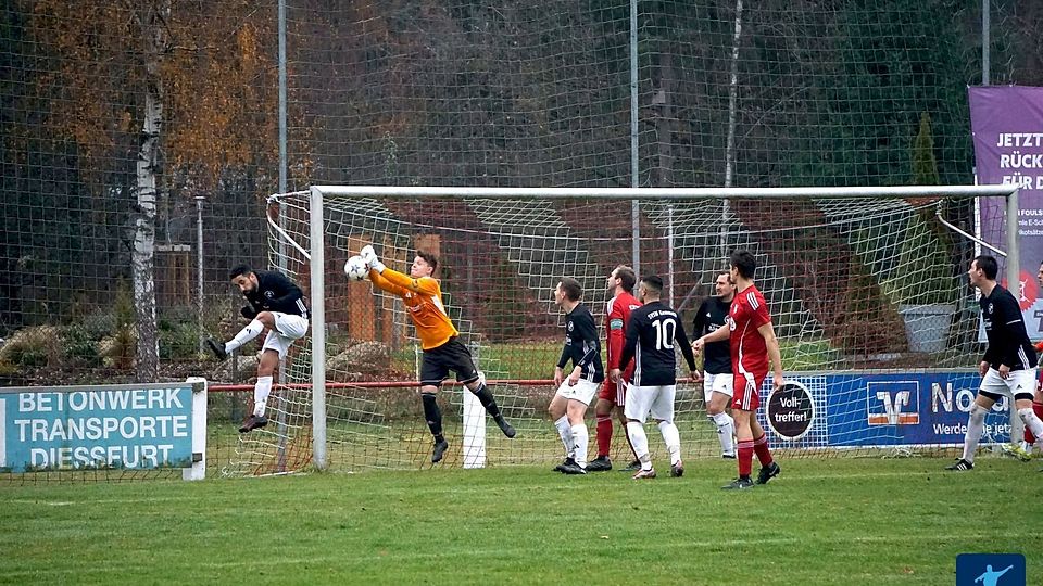 Fünfzehnter Sieg im siebzehnten Spiel: Der FC Dießfurt (in Rot) ließ sich auch vom SVSW Kemnath (in Schwarz-Weiss) nicht auf seinem Weg in Richtung Kreisliga stoppen.