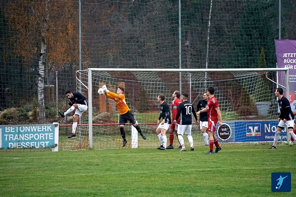 Fünfzehnter Sieg im siebzehnten Spiel: Der FC Dießfurt (in Rot) ließ sich auch vom SVSW Kemnath (in Schwarz-Weiss) nicht auf seinem Weg in Richtung Kreisliga stoppen. Fünfzehnter Sieg im siebzehnten Spiel: Der FC Dießfurt (in Rot) ließ sich auch vom SVSW Kemnath (in Schwarz-Weiss) nicht auf seinem Weg in Richtung Kreisliga stoppen.